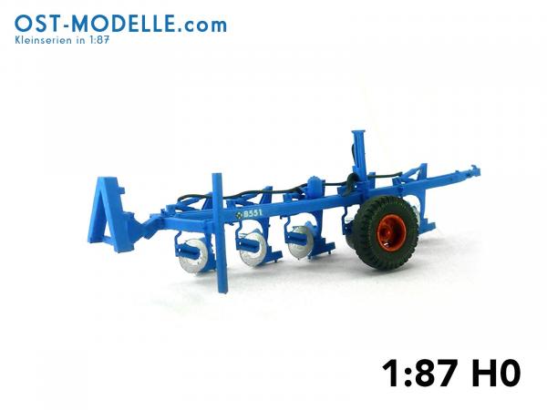 Aufsattelbeetpflug Fortschritt B551 Transportstellung blau